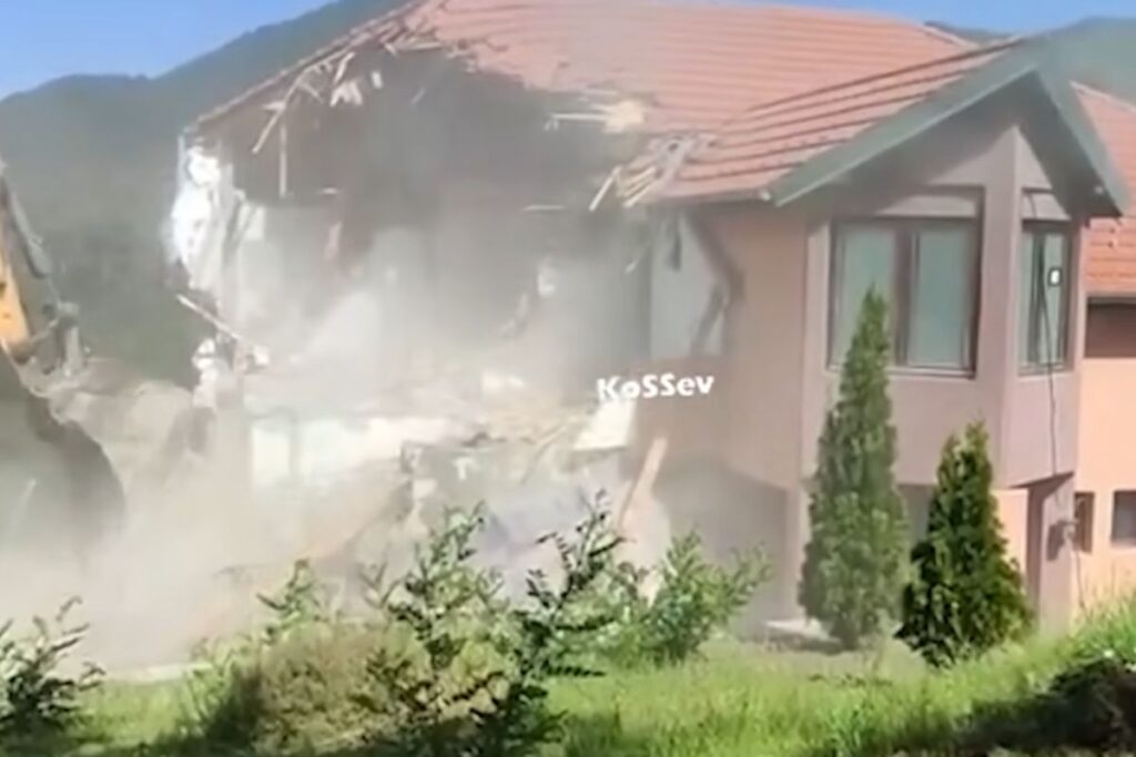 Između dva rušenja