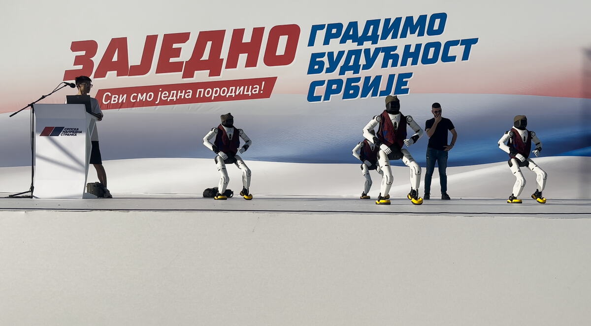 U ŠAPCU ĆE BITI ČUDO! Vučić posetio osmočlanu porodicu kod Loznice, pa najavio ISTORIJSKI PROJEKAT: Praviće se humanoidni roboti, evo kada stiže investitor!