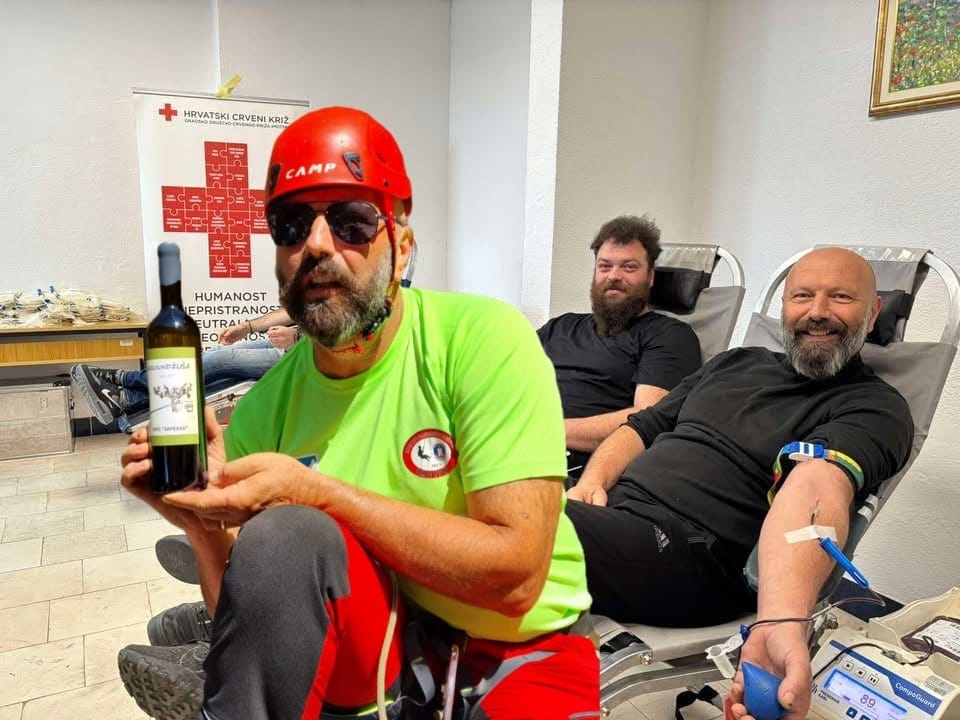 Iz jezerskih dubina do srca ljudi: Vađenje vina iz Crvenog jezera završava plemenitom gestom darivanja krvi