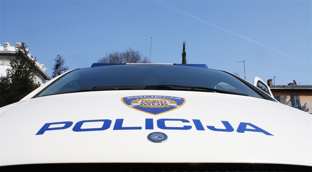 Pijana i bez dozvole udarila parkirani automobil