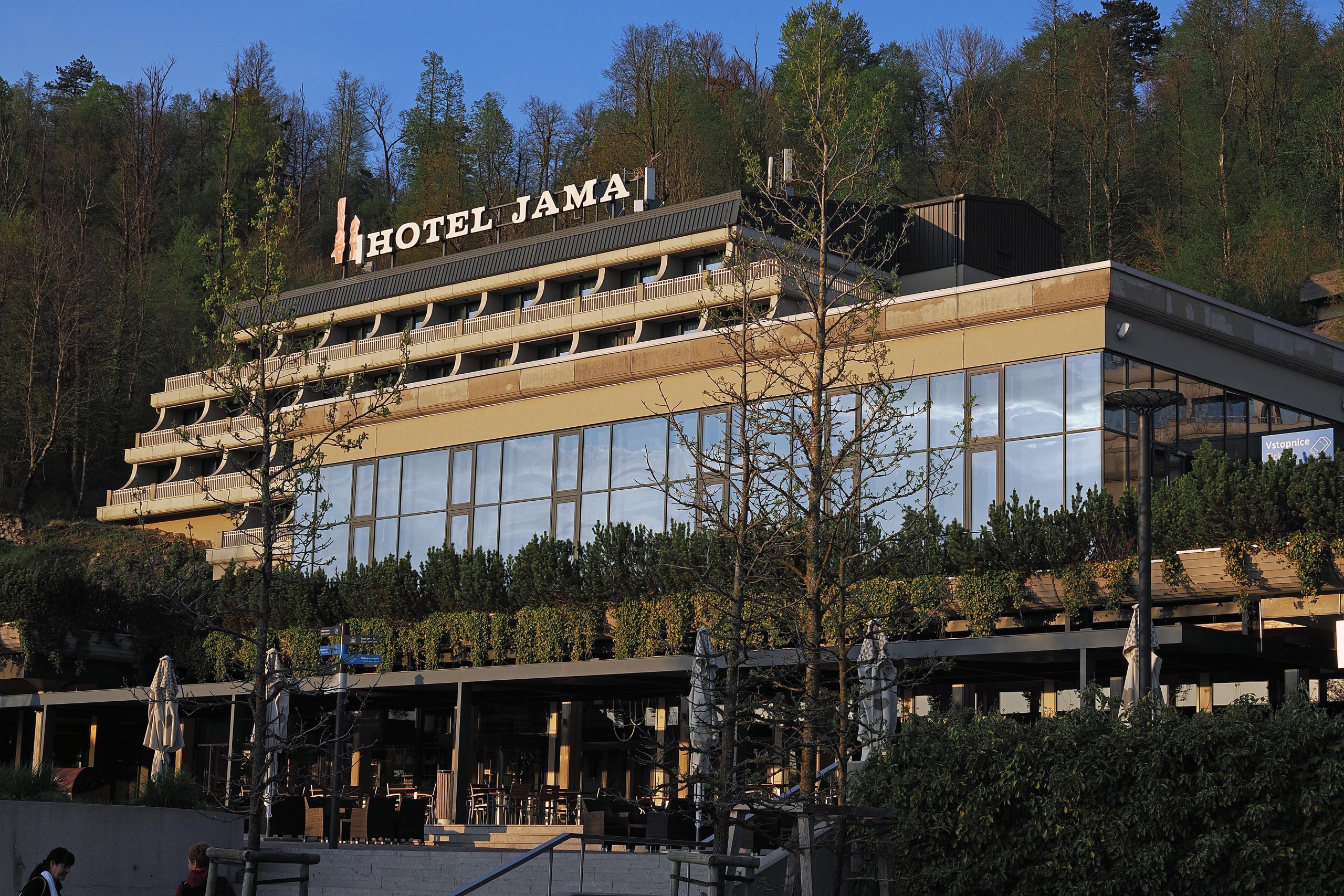 Postojnska jama i Predjamski grad: Dve najposećenije atrakcije Slovenije privlače turiste tokom cele godine