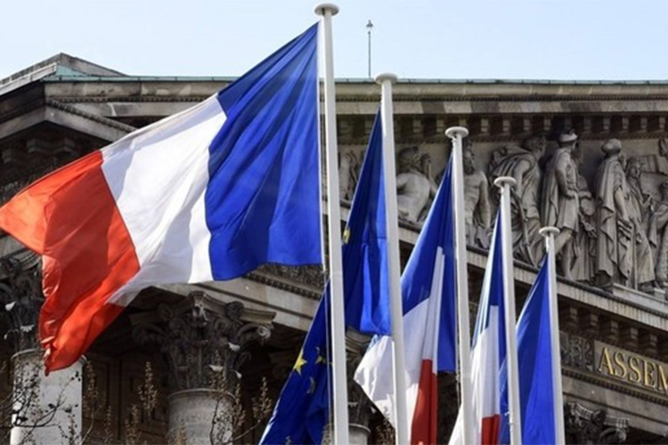 La France des postures : chronique d’une puissance qui tousse dans son mégaphone