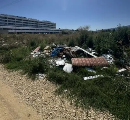 U blizini Zdravstevnog centra Prokuplje nikla deponija!
