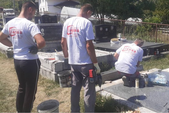 Devastirano katoličko groblje, Jasmin Zahirović besplatno obnovio spomenike