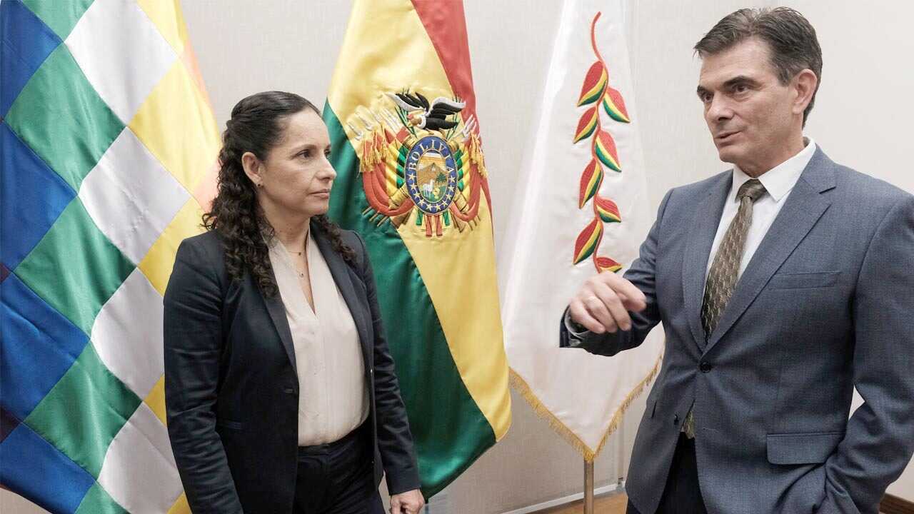 Paz pide a la nueva presidenta de YPFB iniciar producción de gasolina y reforzar lucha contra la corrupción