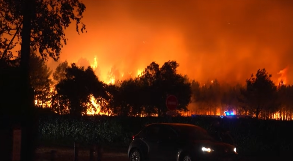 (VIDEO) POŽAR SE ŠIRI: Desetici iljadi luѓe se evakuirani vo Francija