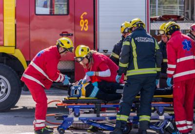 Teška nesreća u Ruzveltovoj ulici: Dostavljač na bicikli pretrpeo strahovite povrede, hitno prebačen u Urgentni centar