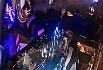 Ekskluzivno: Vuk Mob pretukao mladića u kafani! Reper nokautirao nepoznatog muškarca, on na mestu pao kao "pokošen"