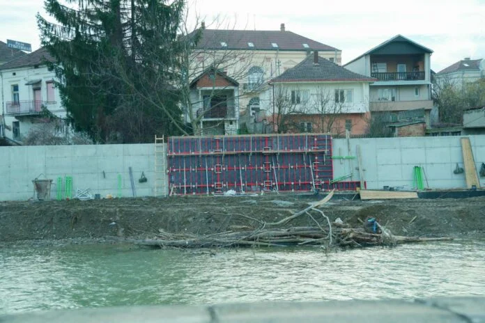 Upravni sud poništio odluku Skupštine Vlasotinca – nastavlja se borba za referendum o izgradnji zida na obali reke