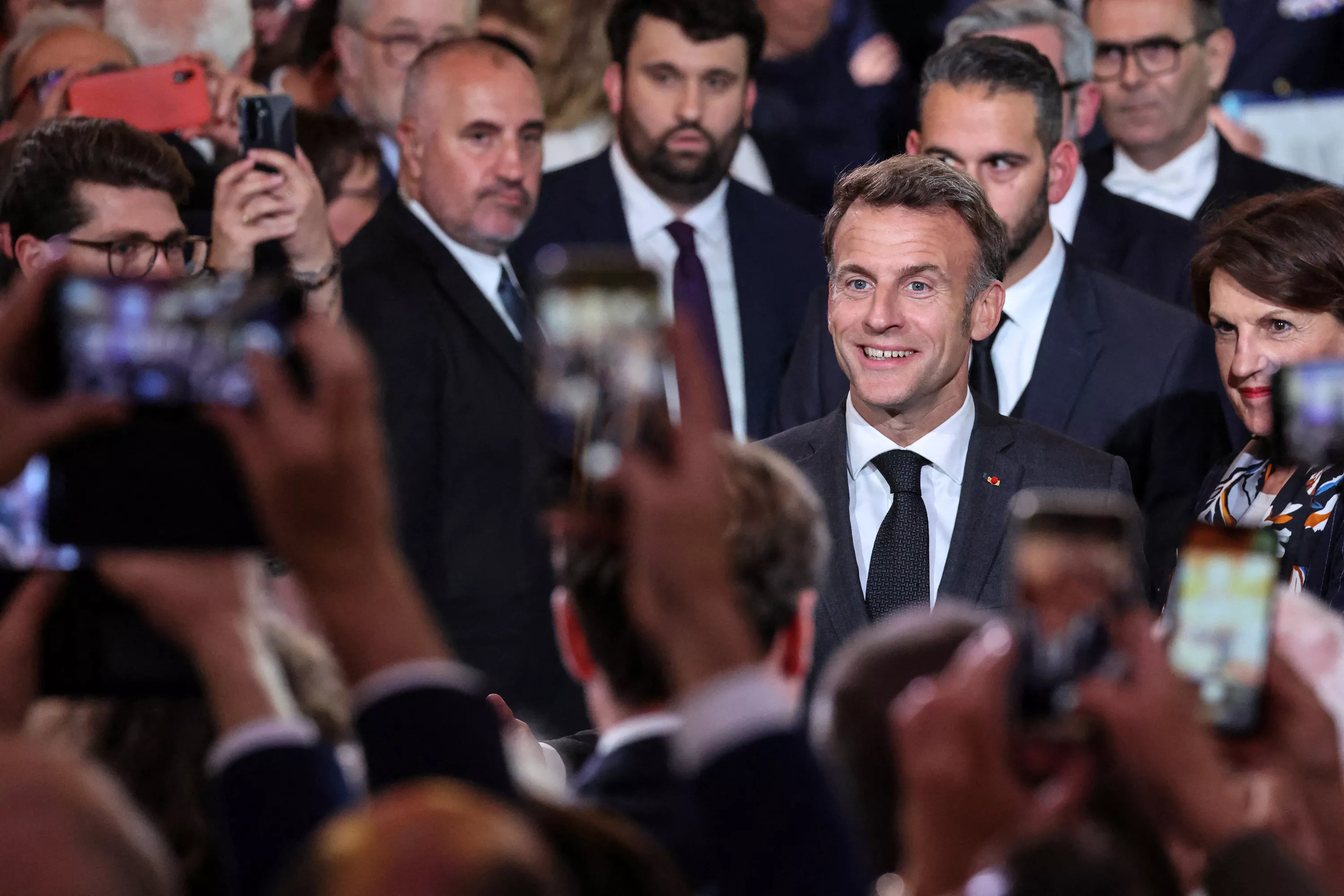 Séisme chez Grasset après le départ d’Olivier Nora : Emmanuel Macron juge «très important de défendre» le «pluralisme éditorial»