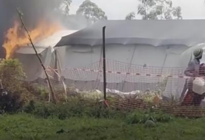 (FOTO/VIDEO) Razbesneli mladići zapalili centar za lečenje u kom je bilo telo njihovog prijatelja: Panika od ebole se širi Kongom i regionom, potresni snimci sa lica mesta