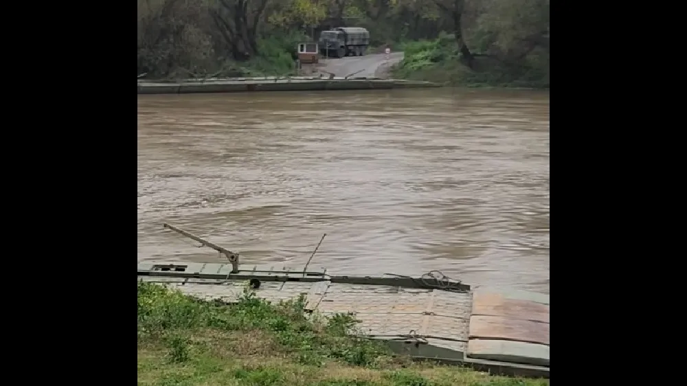MINISTARSTVO ODBRANE: Pontonski most kod Svilajnca rasklopljen zbog visokog vodostaja Velike Morave