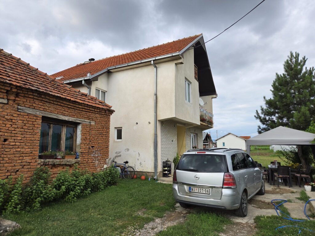 U dvorište Slavkovića u selu Rabovce bačen molotovljev koktel
