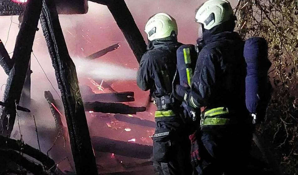Velik požar, objekt uničen, ena gasilka poškodovana
