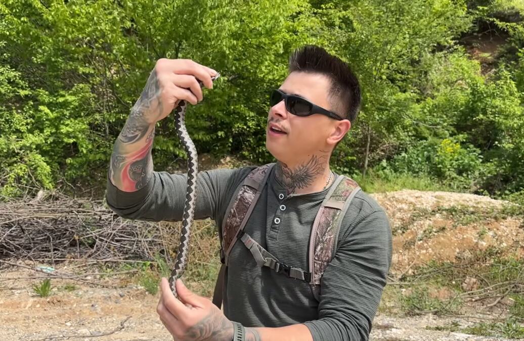 BENJAMIN UHVATIO VELIKOG POSKOKA! Kad vidite šta radi sa zmijom naježićete se (VIDEO)
