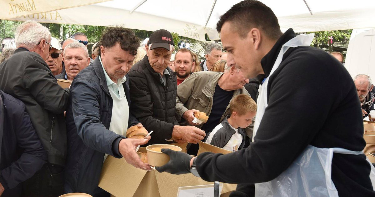 FOTO U Skradinu se dijeli grah za Praznik rada, stvaraju se redovi
