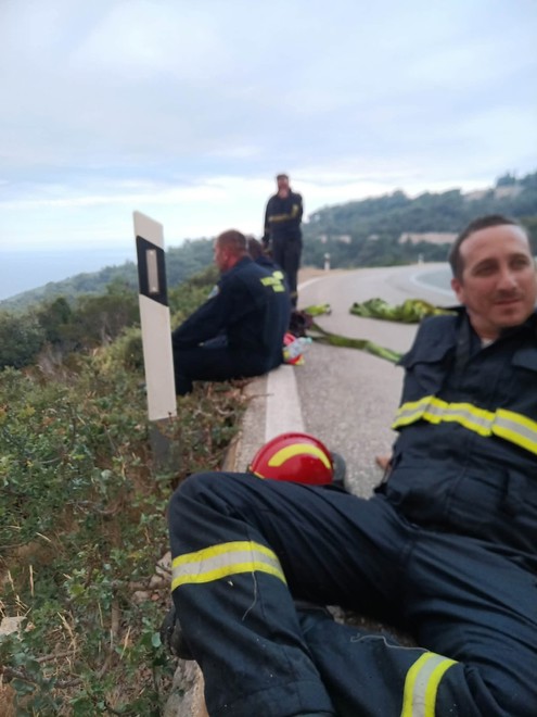 Vatrena stihija na Visu traje već satima nema predaha za vatrogasce iscrpljeni, ali ne odustaju od borbe s požarom