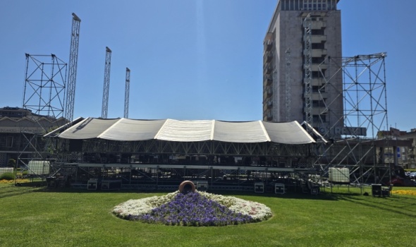 Sve spremno za TRODNEVNI muzički SPEKTAKL za Đurđevdan: Postavljena bina ispred Skupštine grada (FOTO)