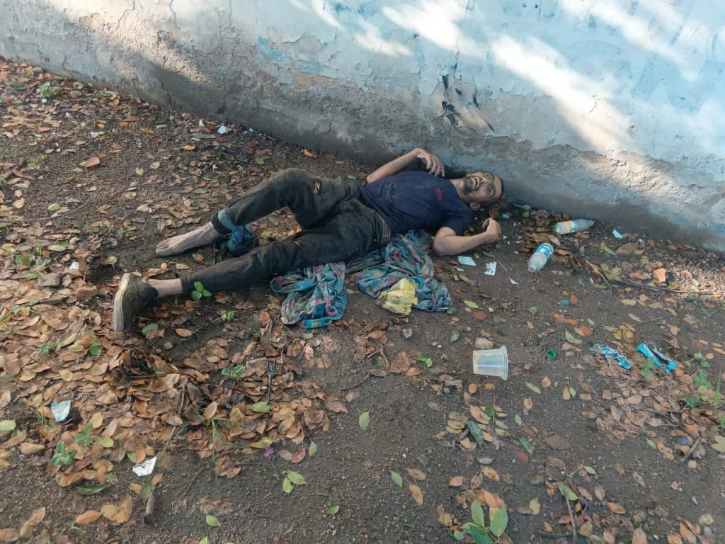 Transeúntes hallan sin vida a hombre en situación de calle