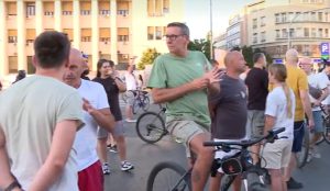 „Pamtimo sva zlodela koja nam je ovaj režim pružio“: Protest u Novom Sadu povodom godišnjice napada na građane