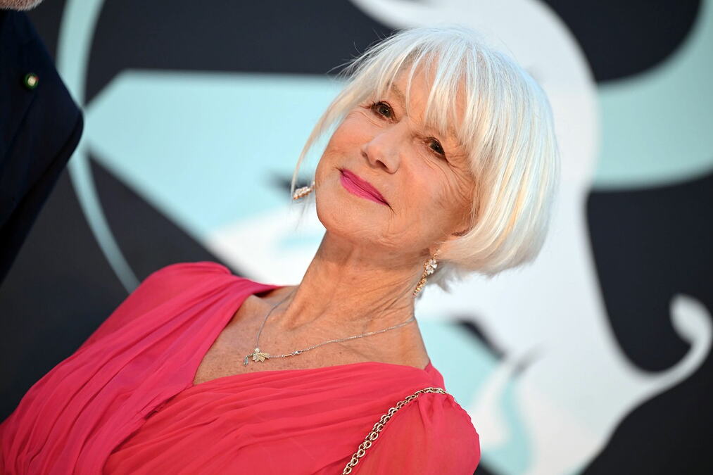 Nova frizura Helen Miren dokaz da lepota ne živi u dužini kose: Glumica ponela hit frizuru za leto 2026. godine