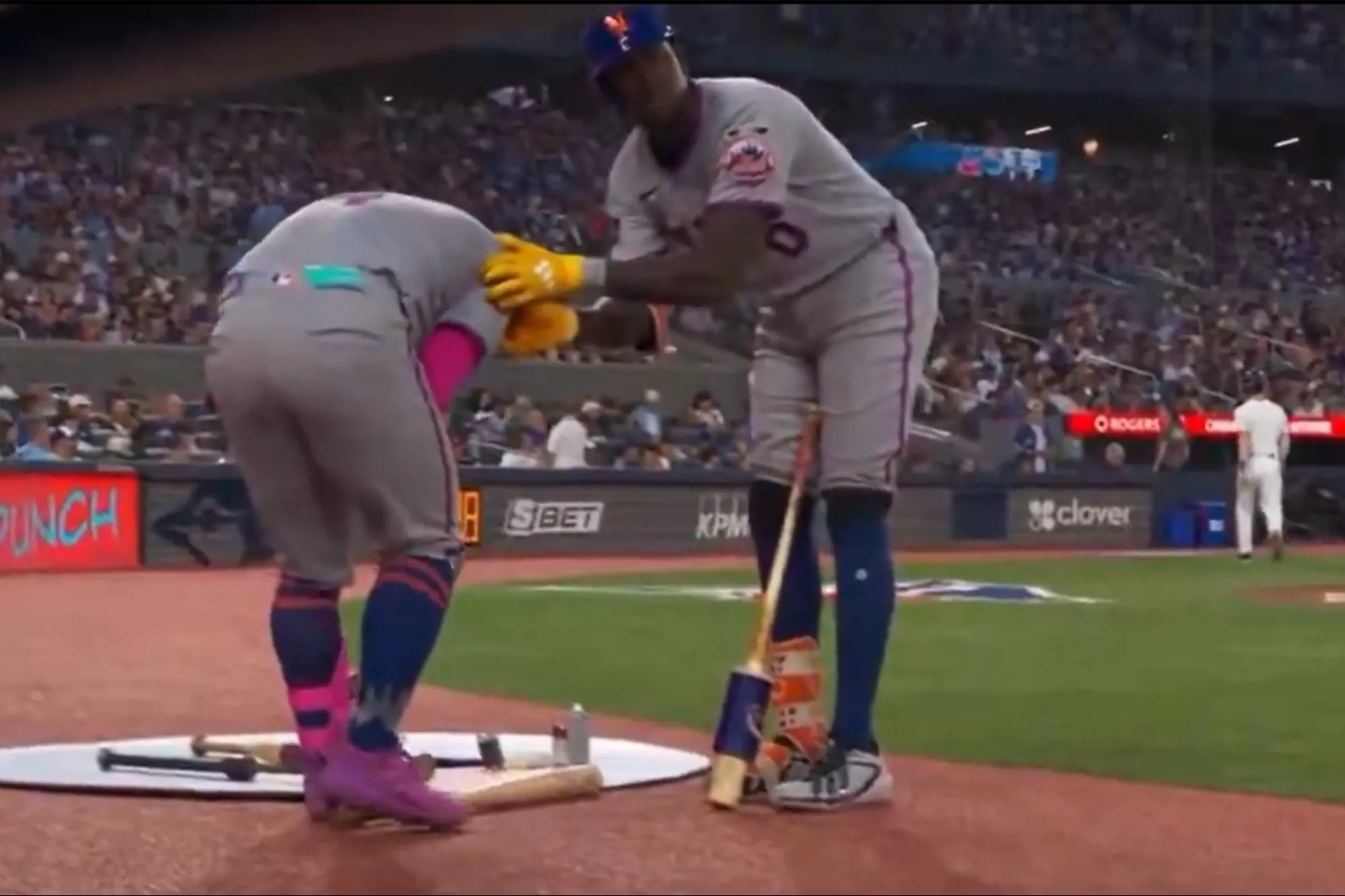 Ronny Mauricio hits Francisco Alvarez with swing in on-deck circle in wild Mets moment