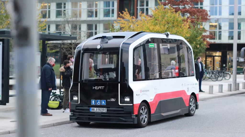 Un autobuz autonom din Suedia s-a ciocnit de un tramvai chiar în prima zi de folosință