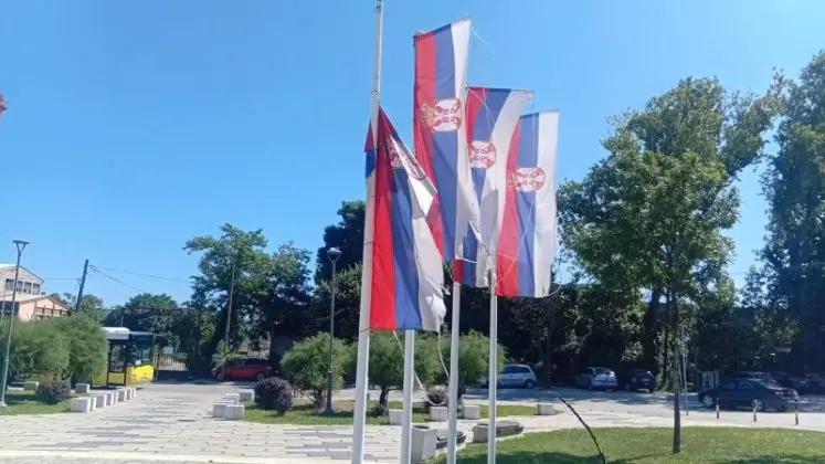Izresane i pocepane zatave na sve strane, hoće li policija da podnese prijavu protiv Grada Prokuplja i ostalih?