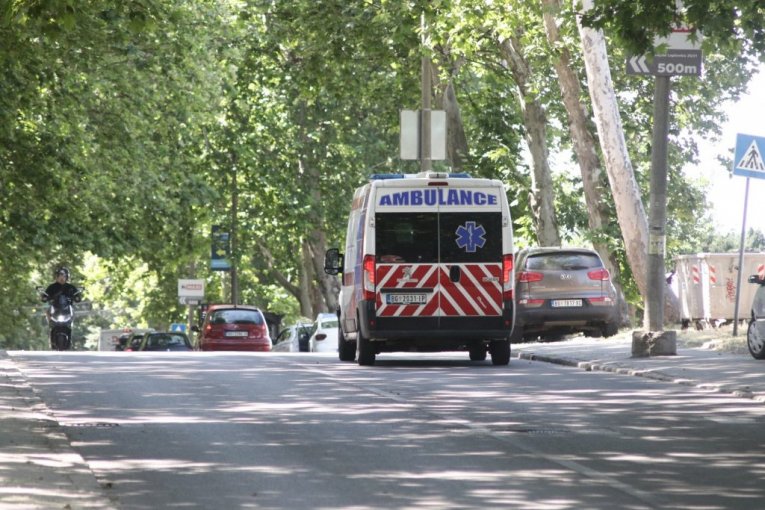 KRVAVA NOĆ U KRNJAČI: Muškarac (65) uboden nožem u stomak, u kritičnom je stanju!