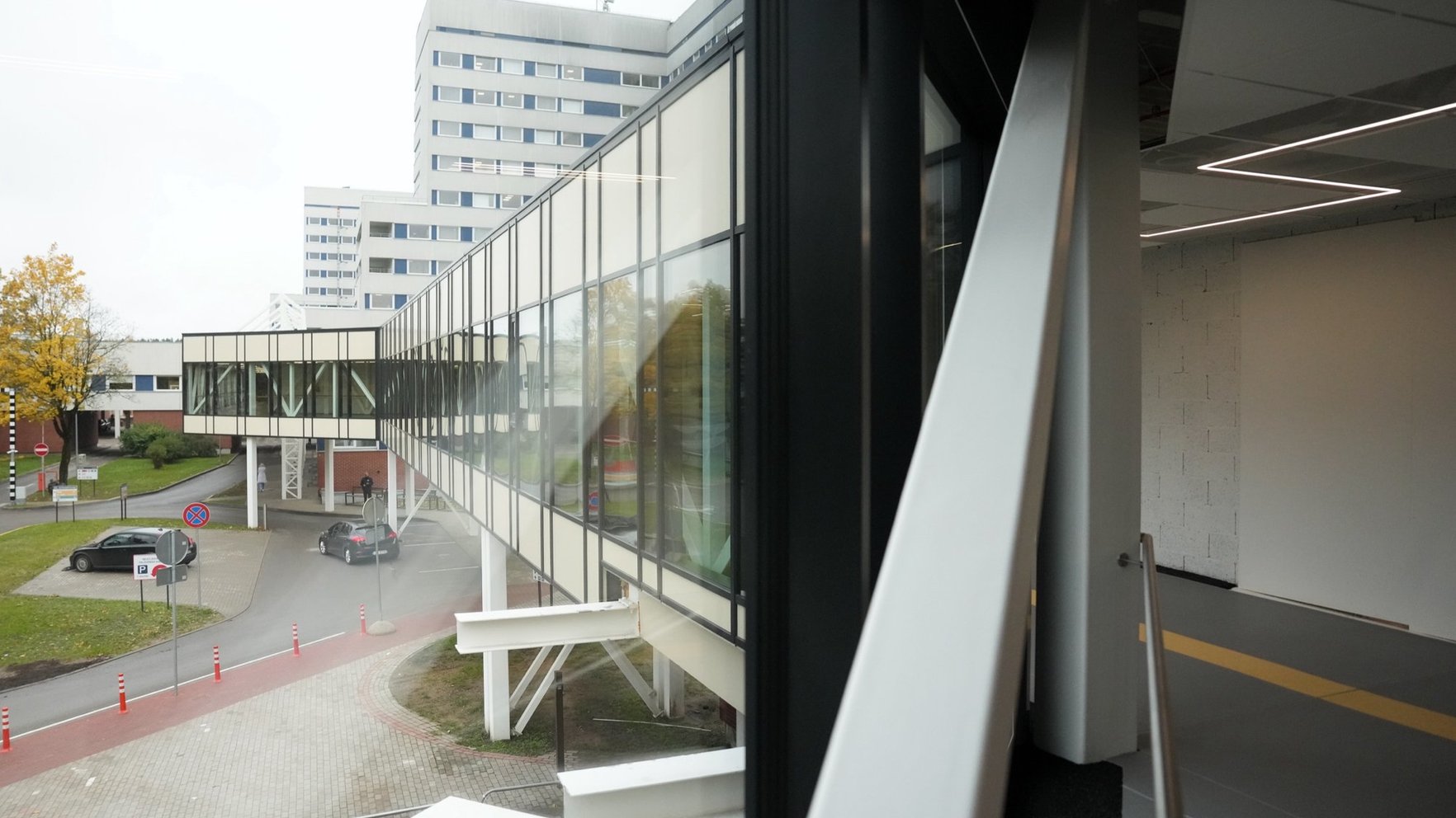Austrumu slimnīcas darbinieces nāves gadījuma izmeklēšanā pasūtīta ekspertīze durvīm