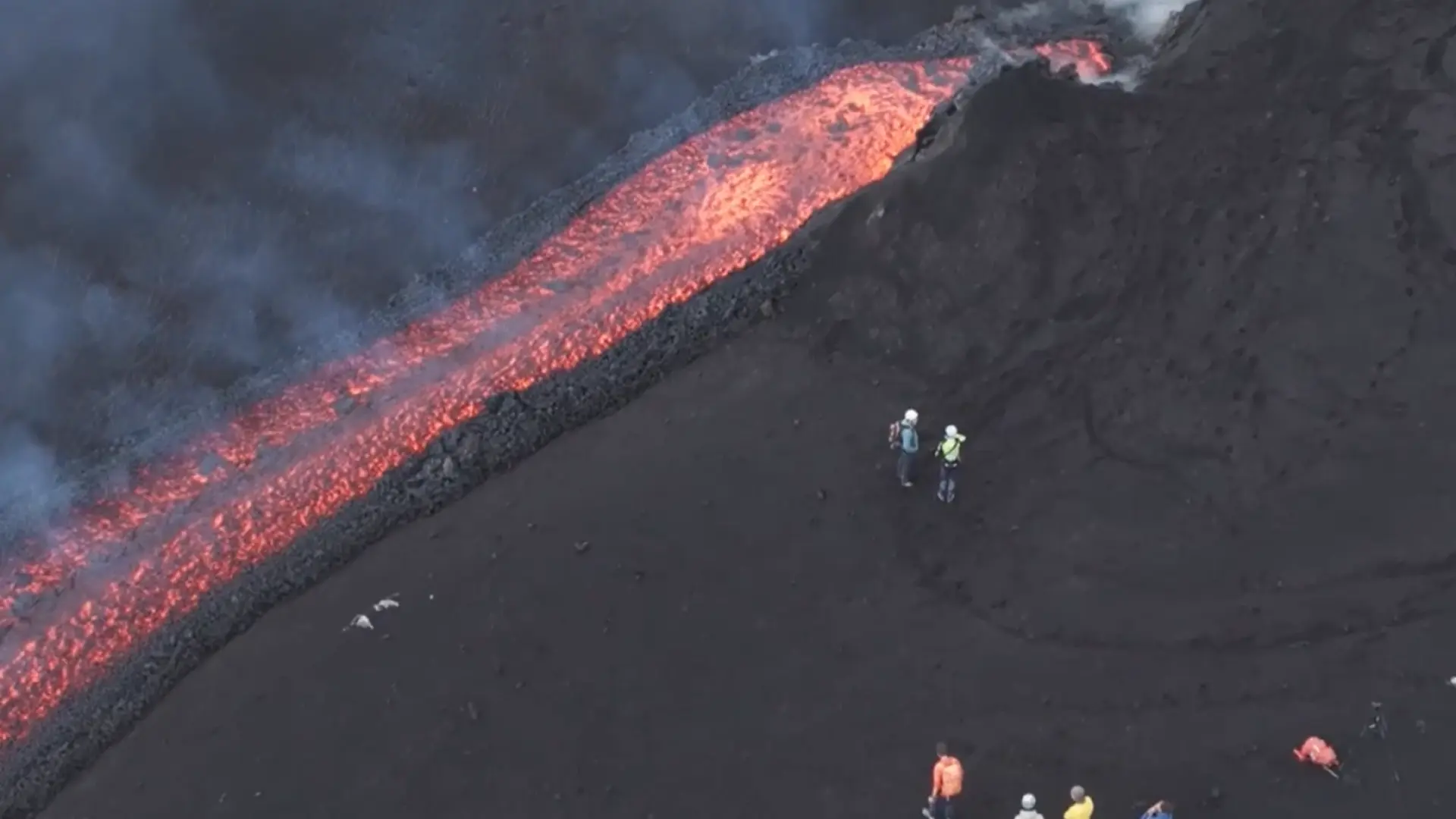  La actividad del volcán Etna obliga a cerrar el aeropuerto de Catania, en Sicilia 
