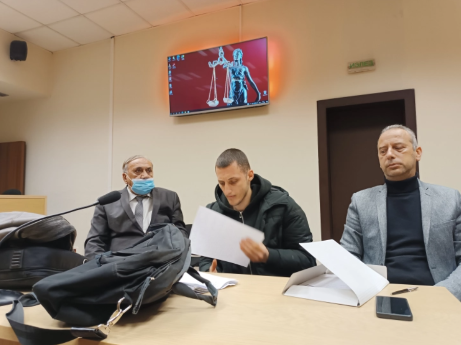 Vo sudnica bea pušteni videa na koi se gleda kako Stoјanče јa tepa Ivana