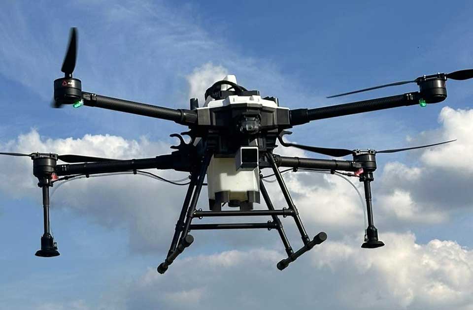 Mladi ratar Armin Lacko iz Mihajlova pokazuje kako dron menja poljoprivredu