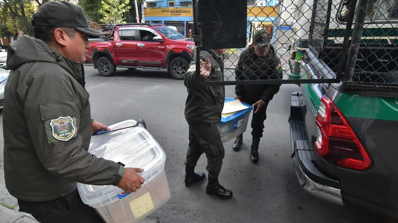 Colectan documentos, dispositivos y dinero de la casa de Luis Arce