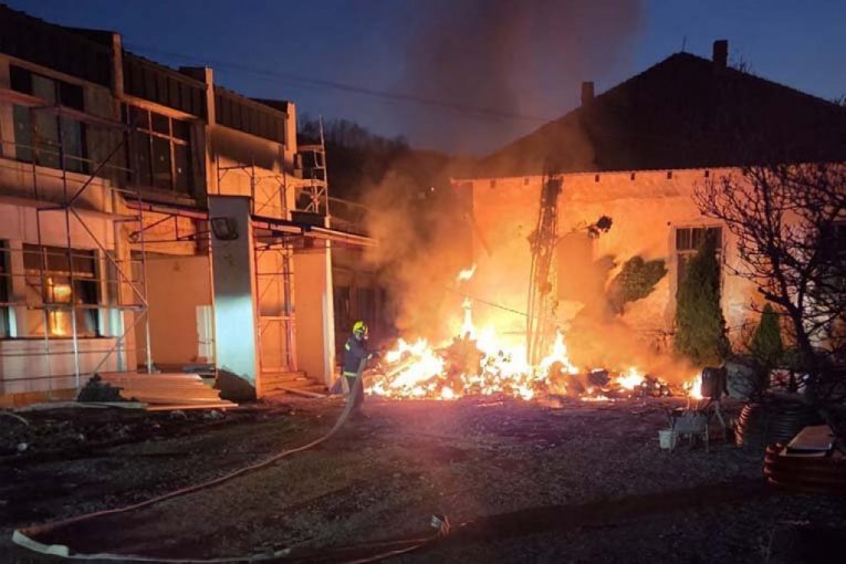 GORI CELO SELO NA BALKANU! Više od 30 kuća potpuno uništeno! Naređena hitna evakuacija SVIH meštana! Prizori su jezivi (VIDEO)