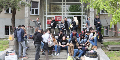 Može li luđe od ovoga? Demonstracija blokaderskog intelekta - Pogledajte gde je ovaj čovek stavio nalepnicu (VIDEO)
