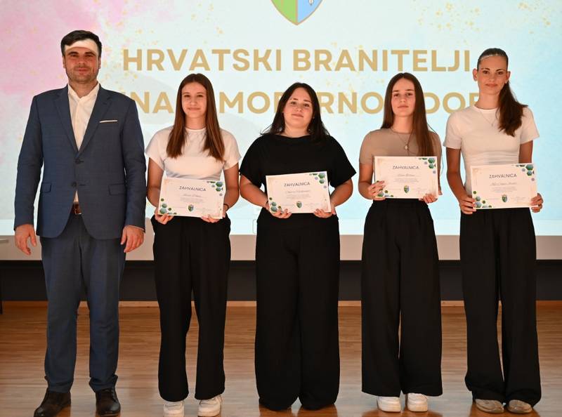 Literarnim i likovnim radovima učenici odali počast hrvatskim braniteljima