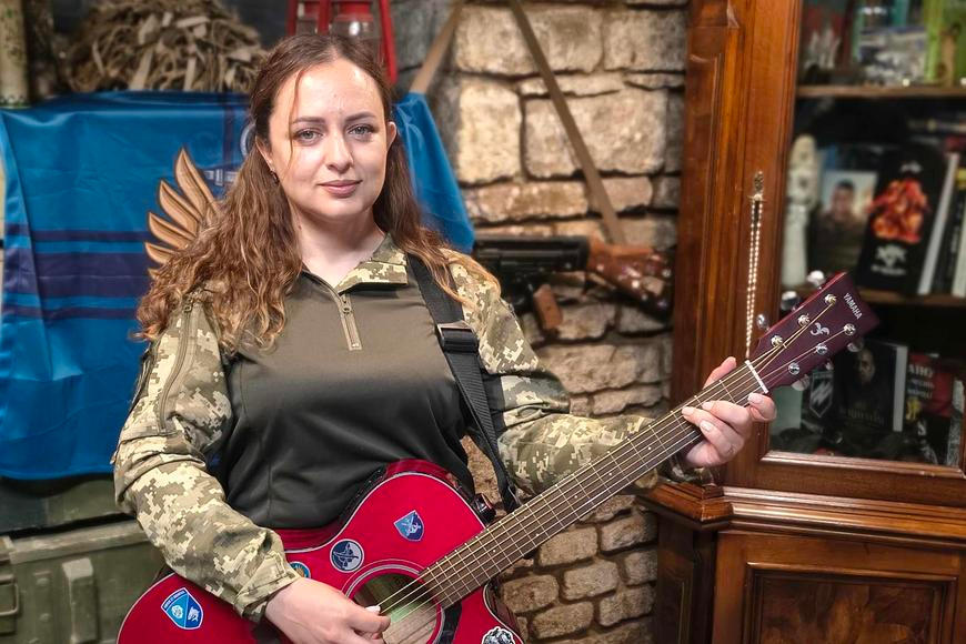 Ukrajinská vojačka léčí kolegy nečekaným způsobem. Popsala největší problém na frontě
