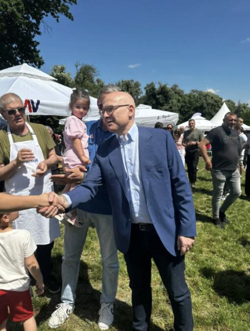 VUČEVIĆ IZ PRIBOJA POSLAO SNAŽNU PORUKU! Lider SNS na skupu "Srbija pobeđuje": Pred Srbijom sudbonosni izbori, moramo sačuvati jedinstvo i državu!