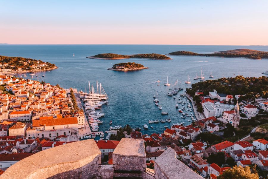 Hvar plaže – Vodič kroz najlepše plaže jadranskog bisera