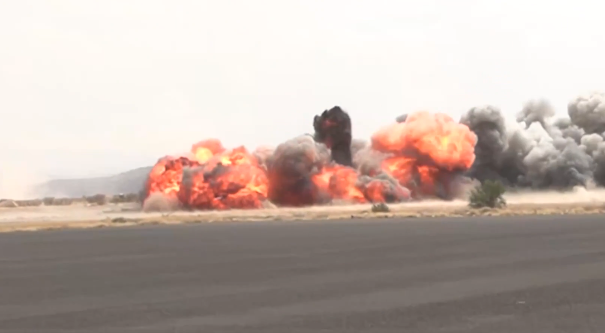 Gobierno de Yemen bombardea aeropuerto controlado por los hutíes, que respondieron con misiles contra Arabia Saudita