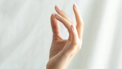 "Strawberry milkshake nails" je elegantan manikir za leto 2026. koji osvaja nežnim tonovima