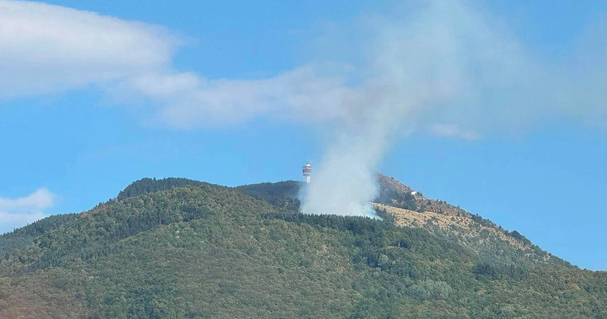 Požar na Trebeviću: Dim se vidi iz Sarajeva, vatrogasci na terenu