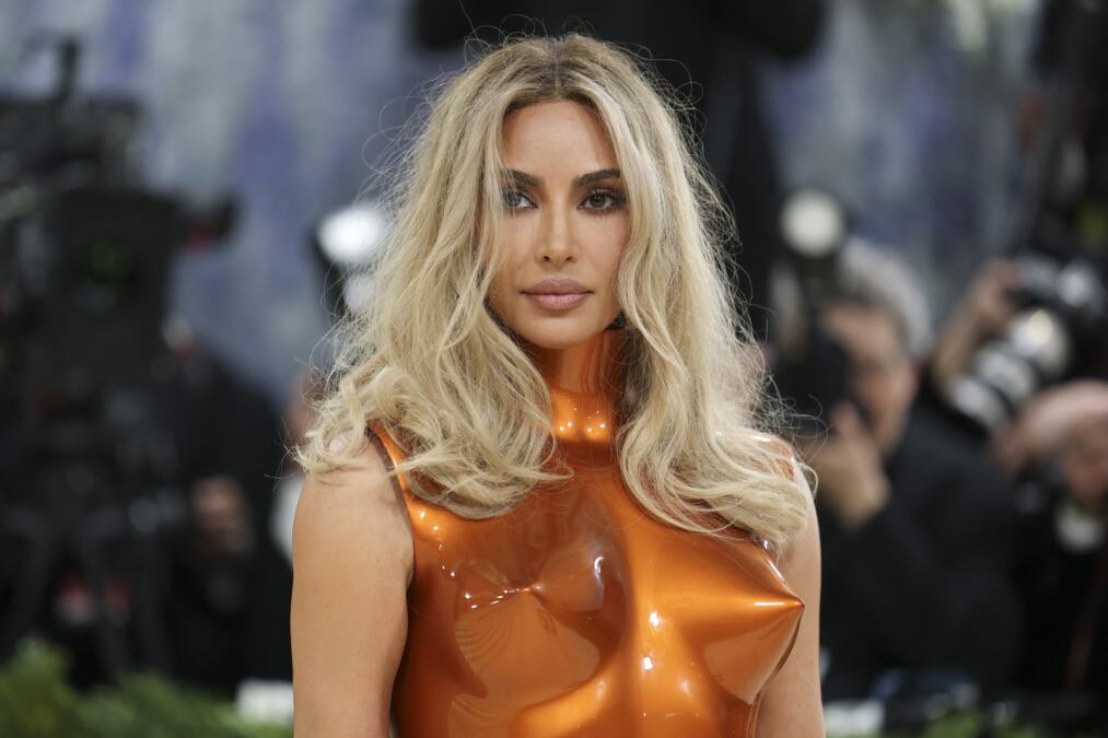 Kim Kardašijan sa šiljatim bronzanim oklopom oduševila na Met Gali: Kritičari je hvale na sva usta, a iza kreacije stoji ovaj umetnik