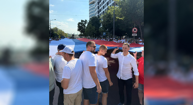 Krenula najveća srpska zastava, nosi je dve i po hiljade ljudi!