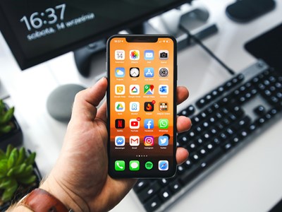 Apple ipak ne odustaje od staklenog iPhonea?