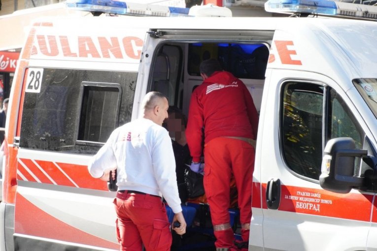 TEŠKA SAOBRAĆAJKA U BORČI! Dve devojke povređene, hitno prevezene u Urgentni centar!