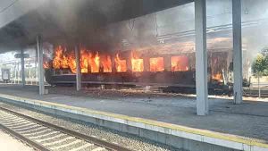 Panică în Gara Ilteu: un vagon de călători a luat foc