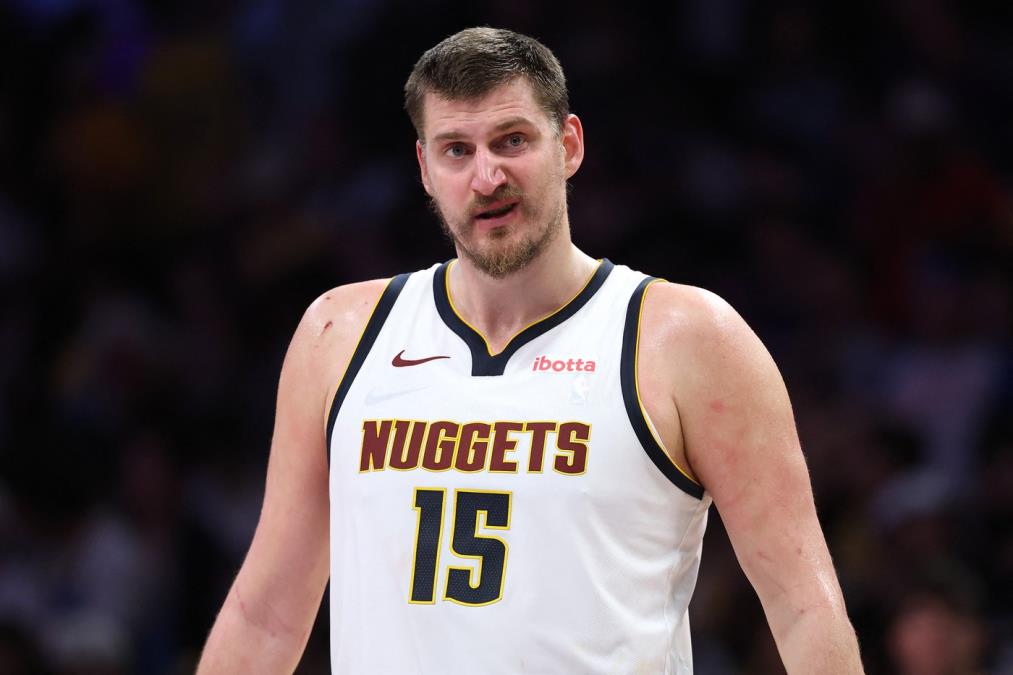 NIKOLA JOKIĆ PIŠE ISTORIJU NBA LIGE: Srbin dobio dve kristalne statue, a onda poslao zanimljivu poruku čelnicima NBA lige