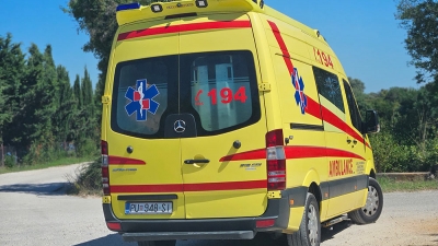 Ostavili dijete gotovo sat vremena u zaključanom automobilu na parkingu u Poreču!